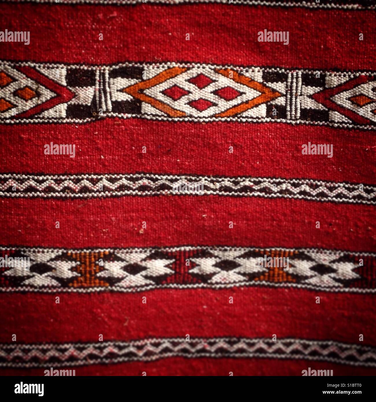 La alfombra roja de lana de ovino en Marruecos Foto de stock