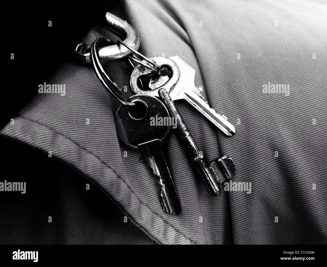 Cadena de claves en los pantalones - Blanco y negro Foto de stock