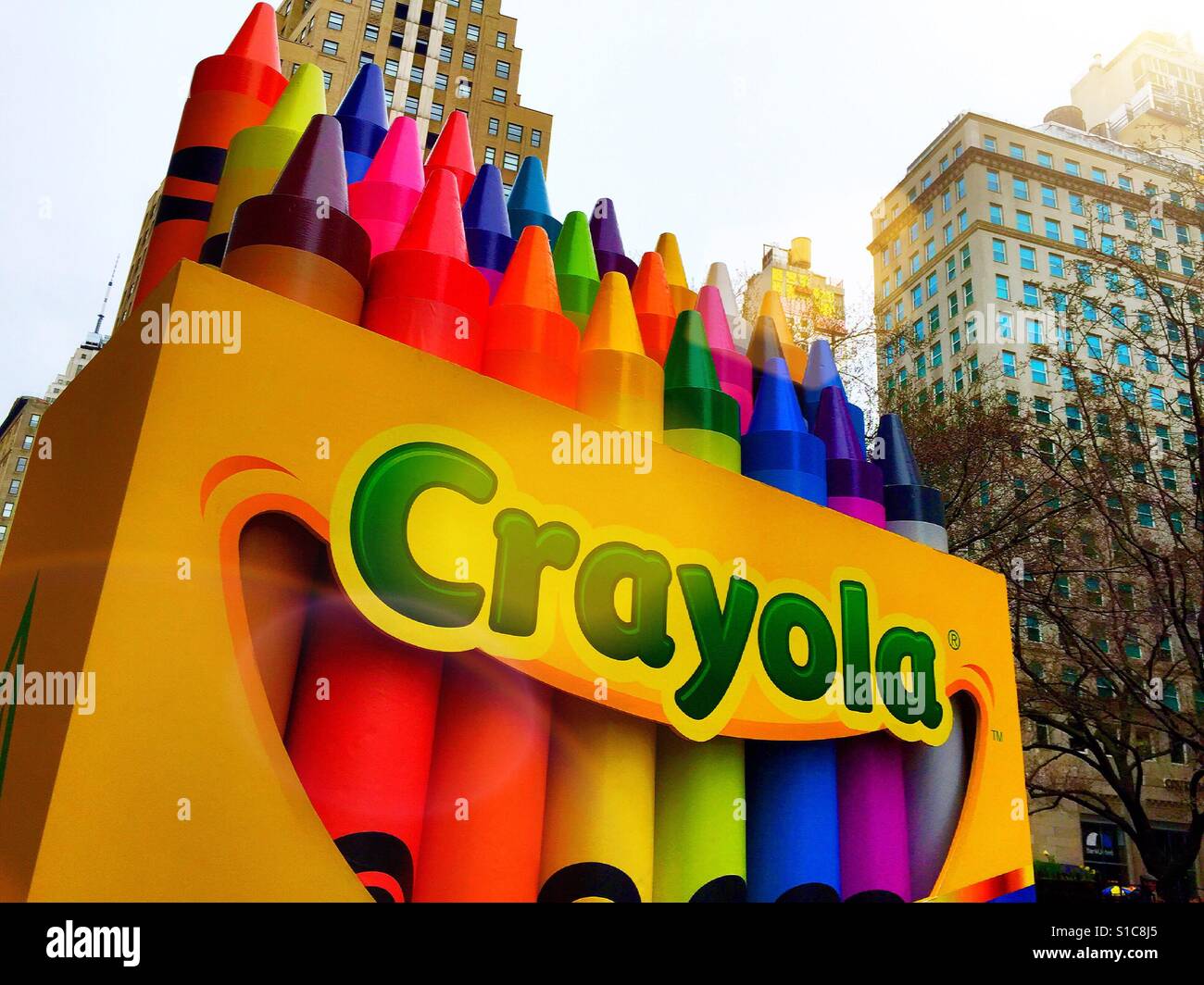 Cuadro gigante de Crayola crayones en pantalla para fines promocionales