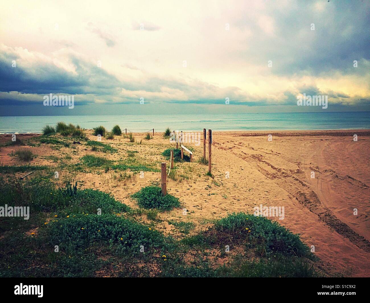 Día nublado en la playa de España Foto de stock