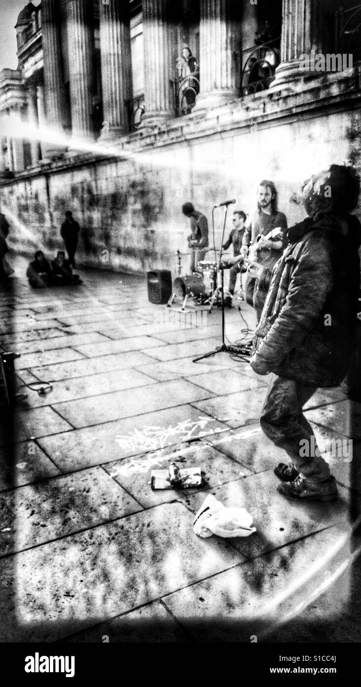 Músicos y baile vagabundos, Trafalgar Square, Londres Foto de stock