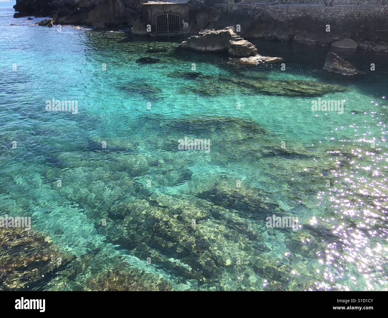 Agua clara en la Cala San Vicente, Mallorca Foto de stock