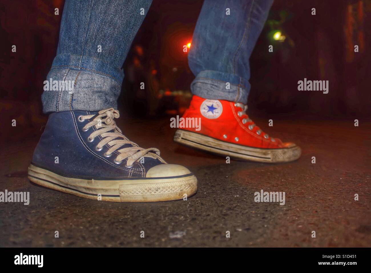 Diferentes colores zapatos Converse Fotografía de stock - Alamy