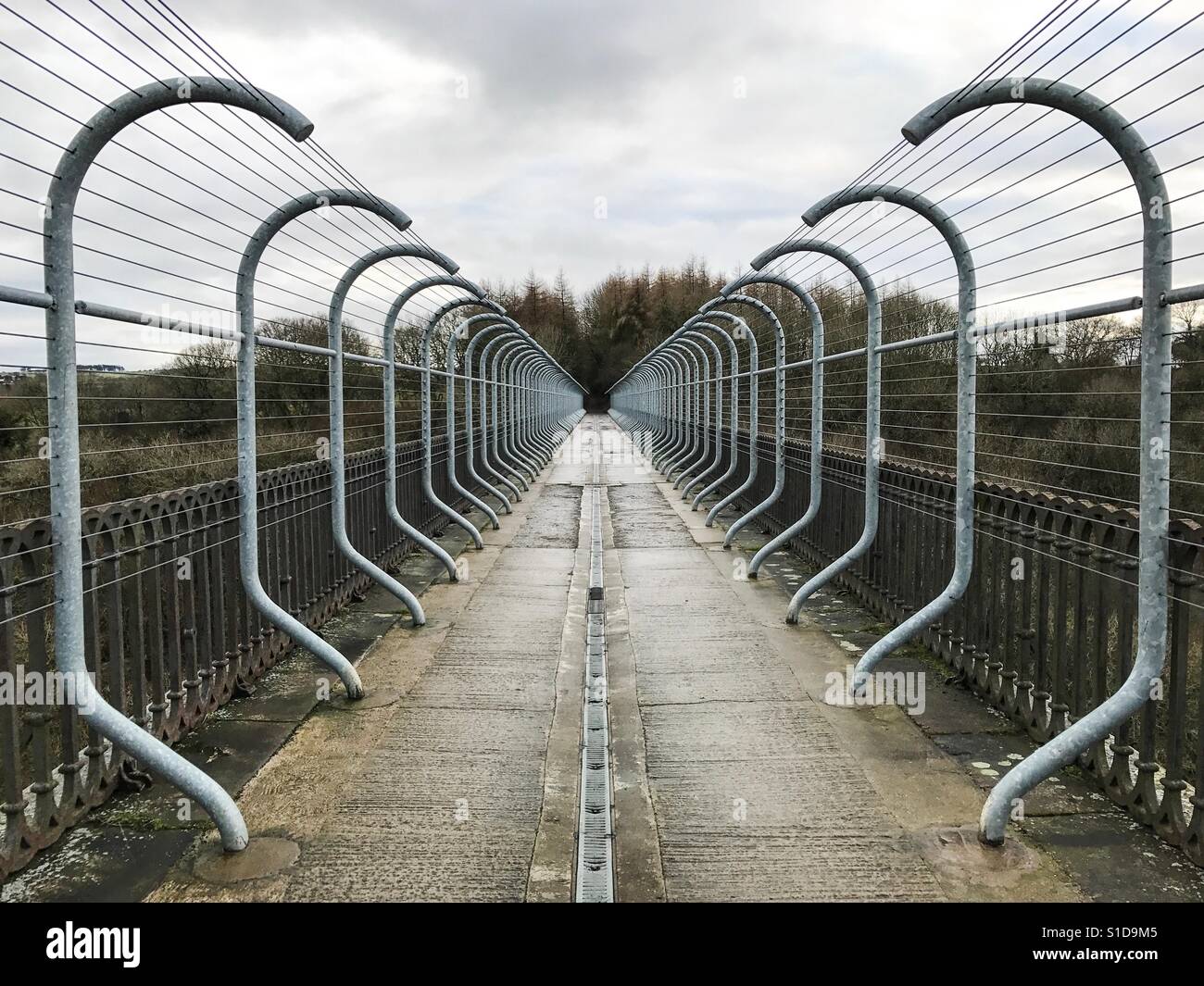 Barreras de prevención del suicidio en el lugar de un antiguo viaducto en el Condado de Durham, Inglaterra. Foto de stock