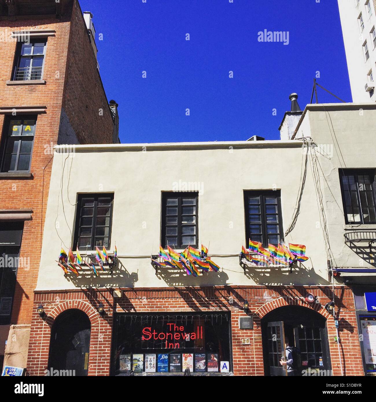 El Stonewall Inn, el sitio de los disturbios de Stonewall en 1969, un acontecimiento fundamental en la lucha por los derechos de LGBT. Greenwich Village, Nueva York. Foto de stock