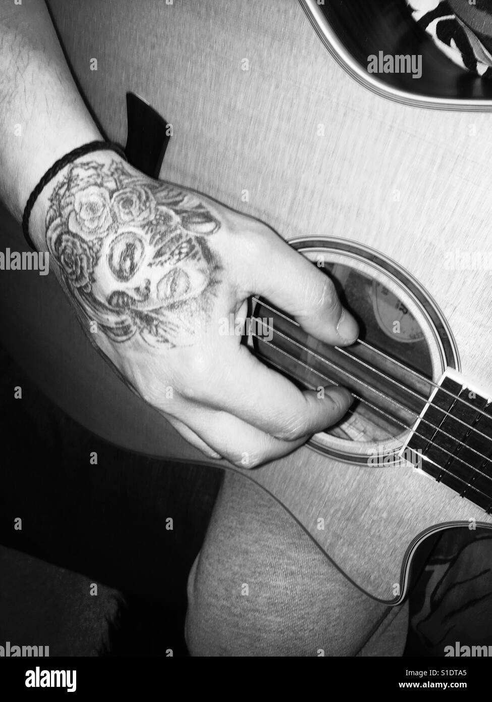 Guitar tattoo Imágenes de stock en blanco y negro - Alamy