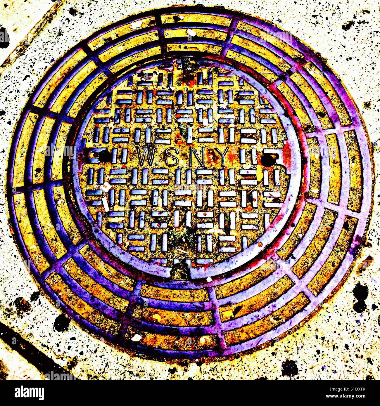 Tapa de registro, 5 círculos concéntricos, 12 líneas perpendiculares conectando círculos, alternando con plazas llenas de Centro, que consta de 2 líneas cada uno, plazas dispuestas en un ángulo de 90 grados,WSNY Center, Nueva York Foto de stock