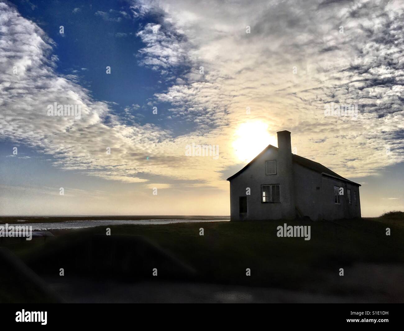 Casa en medio de la nada Fotografía de stock - Alamy