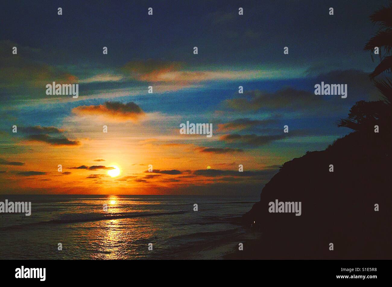 Puesta de sol cielo azul Foto de stock