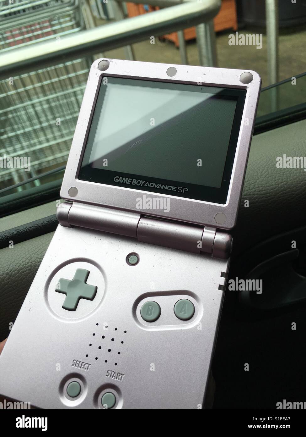 Game Boy Advance SP vieja Fotografía de stock - Alamy