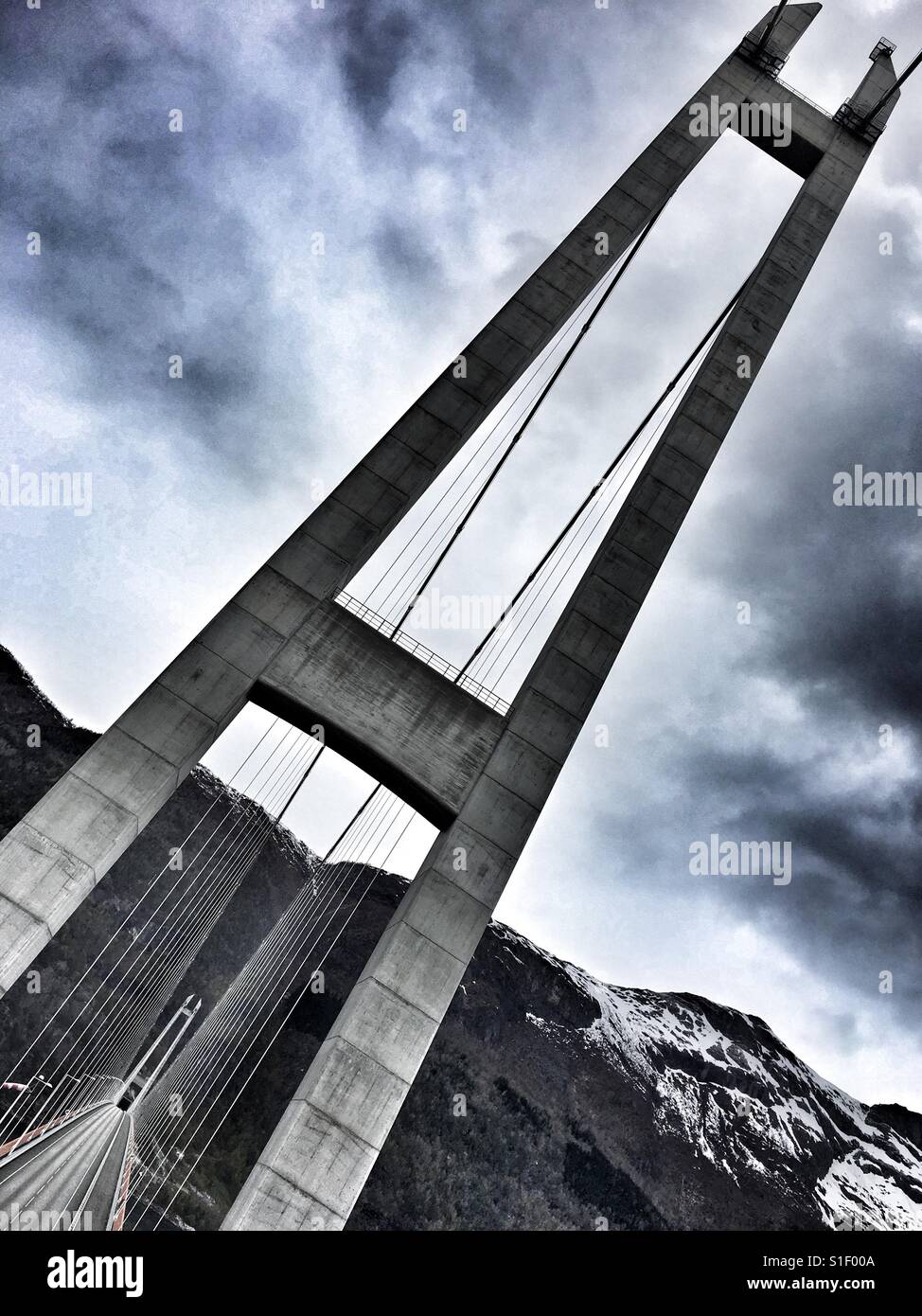 Puente sobre el fiordo Hardanger, Noruega Foto de stock