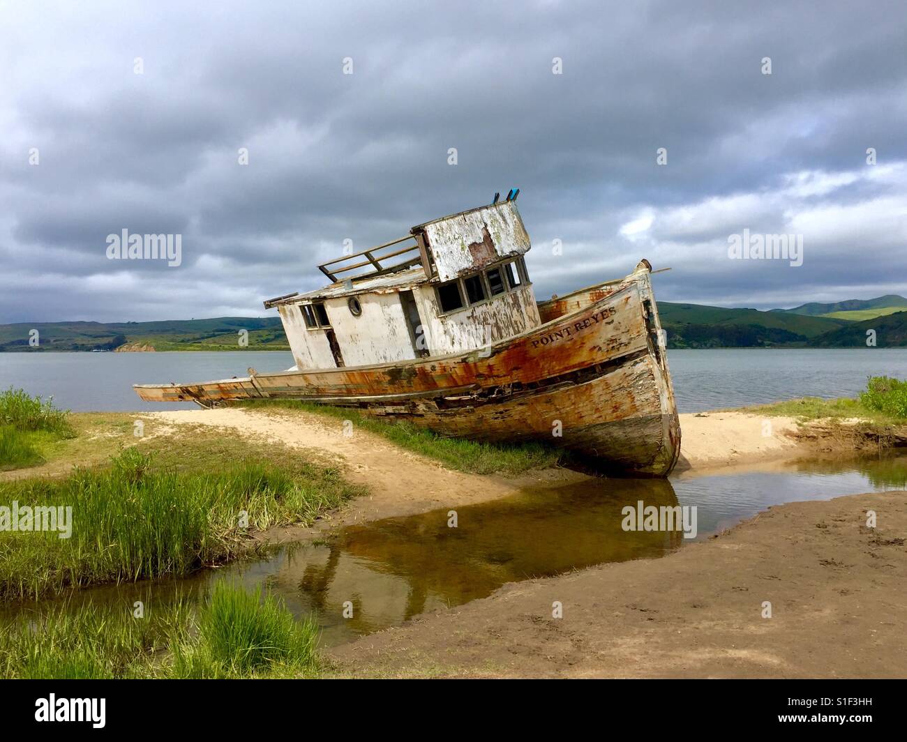 Naufragio abandonados en la bahía Foto de stock