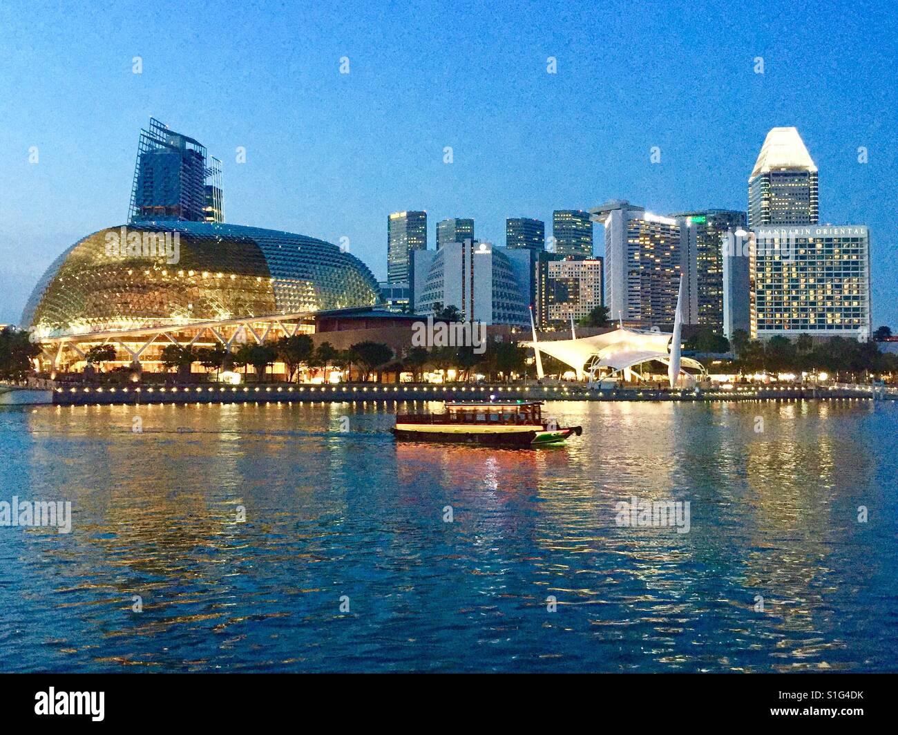 Twilight vista del paseo marítimo de Marina Bay, Singapur Foto de stock