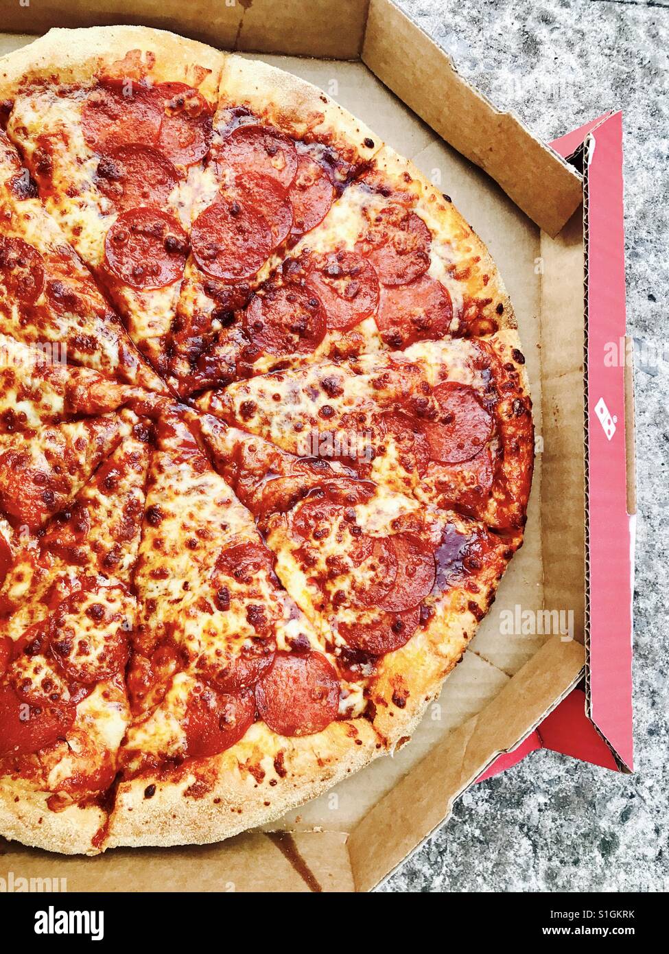Dominós pizza de pepperoni grande doble Fotografía de stock Alamy