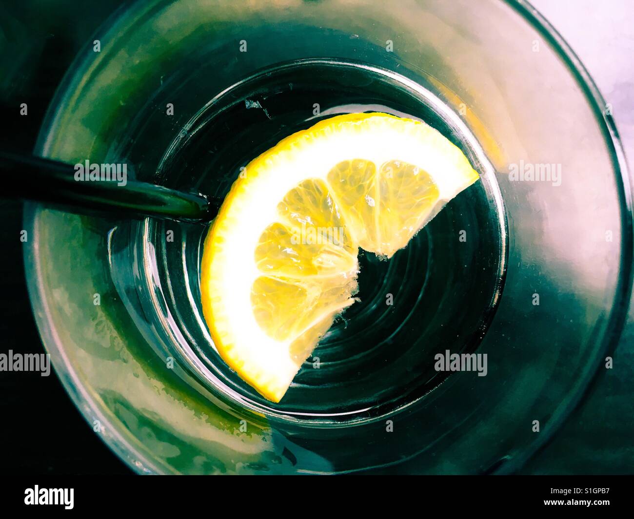 Flotando en el vaso de agua de limón Foto de stock