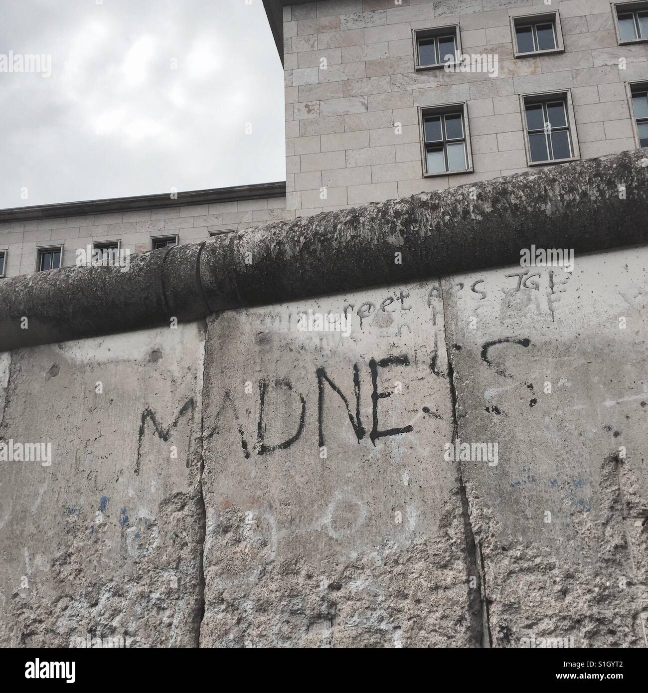 El muro de Berlín con el Ministerio Federal de Hacienda en el fondo. Foto de stock