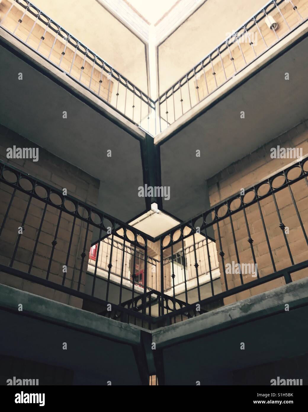 El arte de la simetría plasmada en la edificación Foto de stock