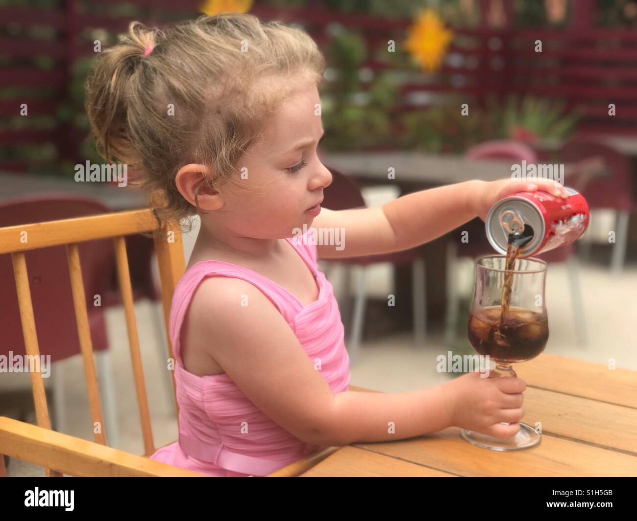 Niño beber un refresco Fotografía de stock Alamy