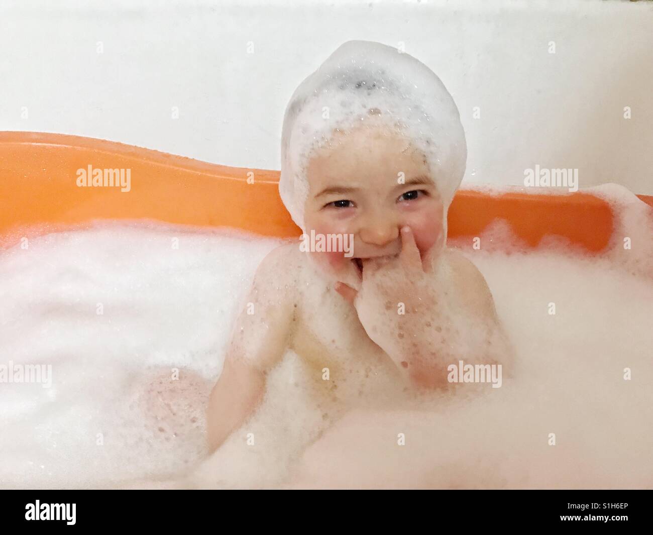 Feliz bebé lindo tomar una ducha en una bañera victoriana Fotografía de  stock - Alamy