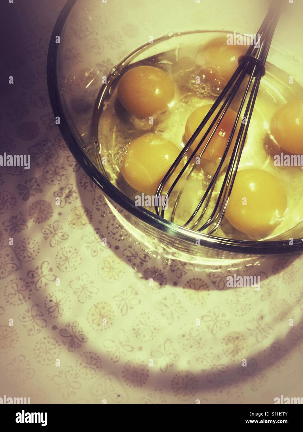 Recién en la cazoleta huevos resquebrajados Foto de stock