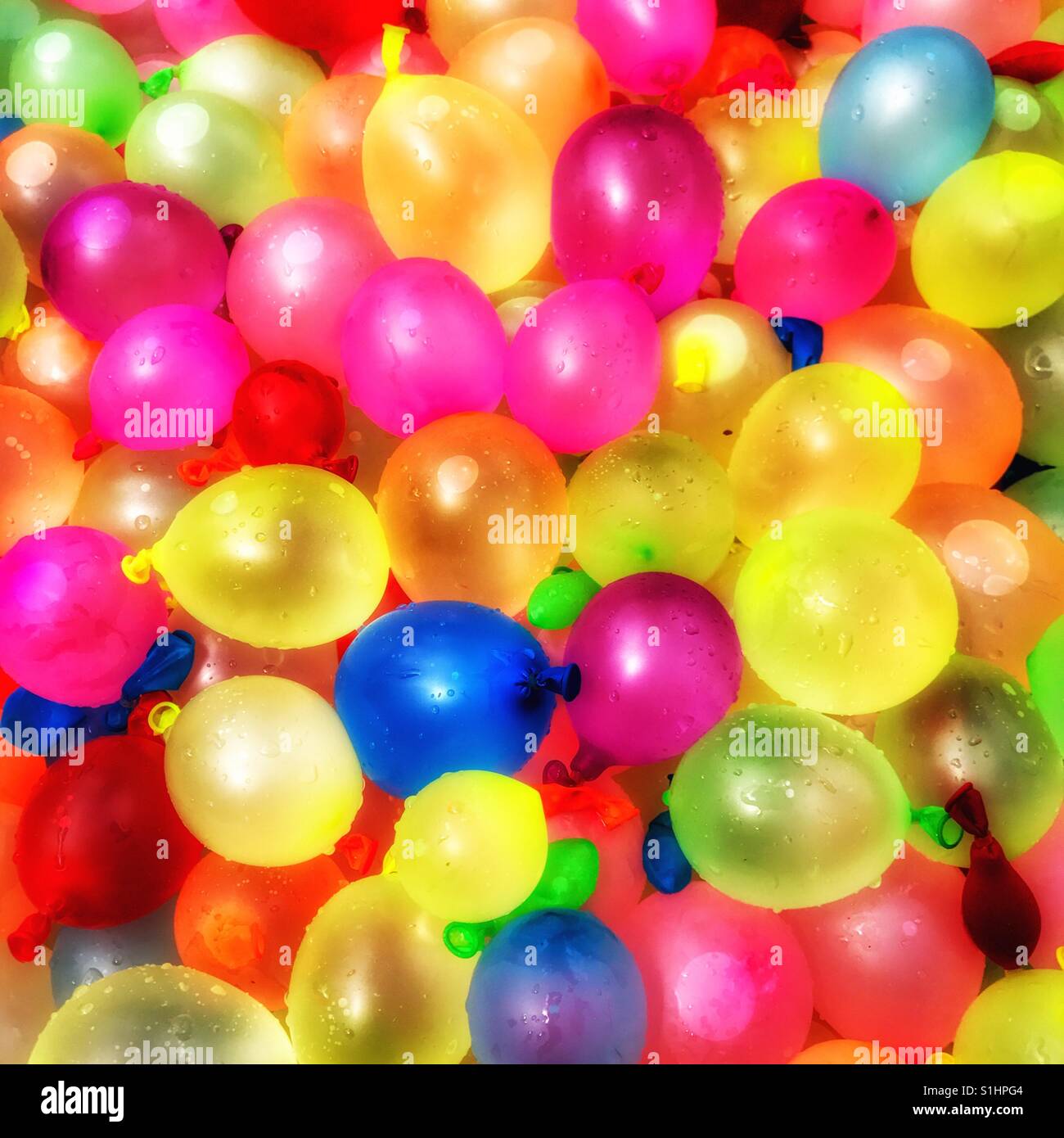 Pelea de globos de agua fotografías e imágenes de alta resolución - Alamy