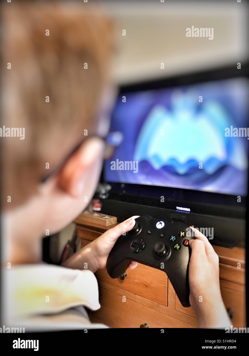 Niño jugando Xbox Foto de stock