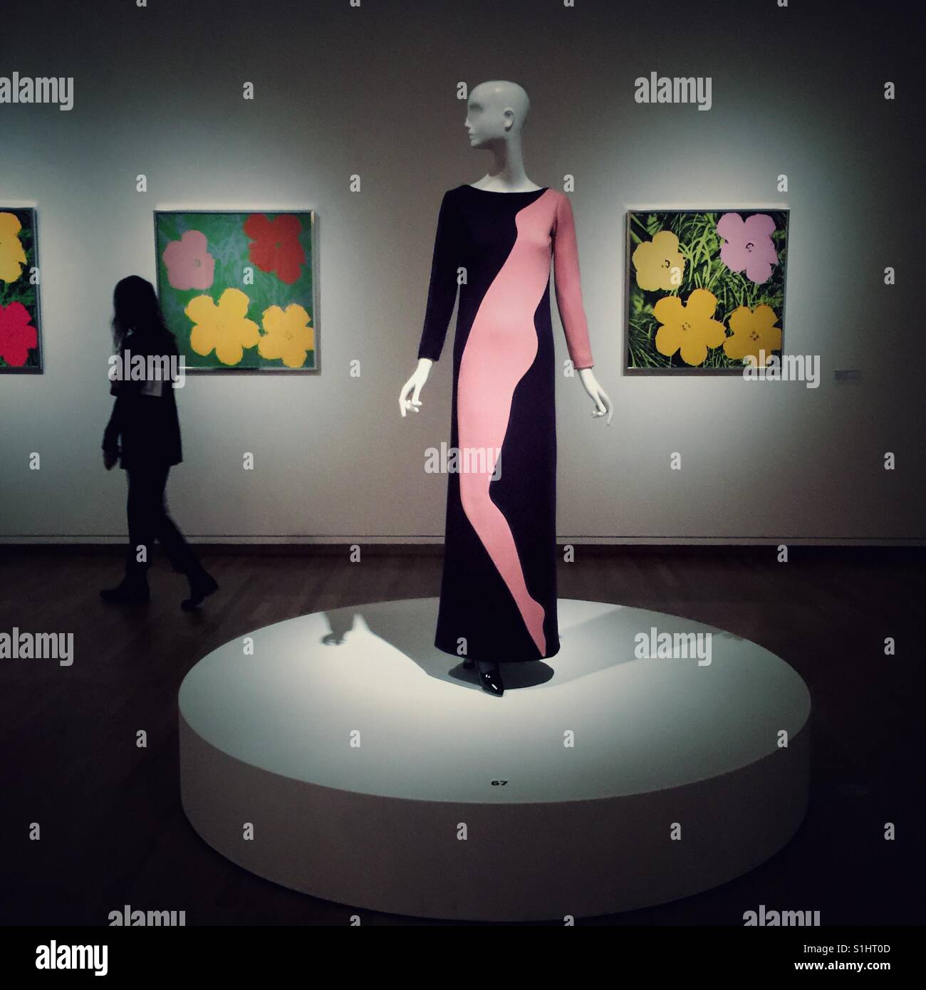 Traje de Yves Saint Laurent en exhibición en el Museo de Arte de Seattle Foto de stock