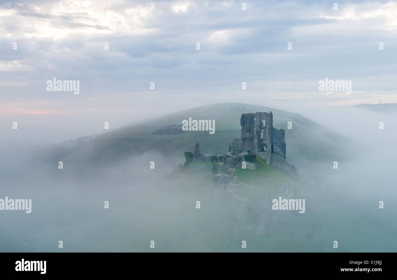 El castillo Corfe en una mañana neblinosa Foto de stock
