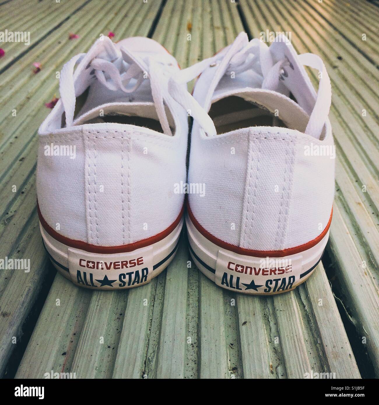 Nuevas zapatillas Converse blancas Fotografía de stock - Alamy