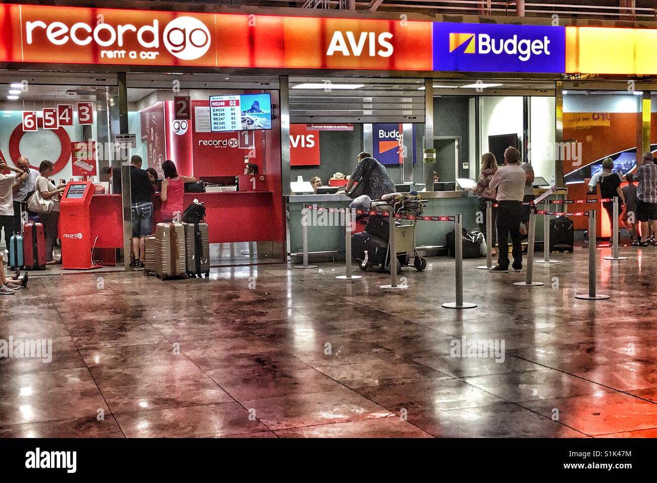 Mostradores de alquiler de coches en aeropuerto El Altet, Alicante, España  Fotografía de stock - Alamy