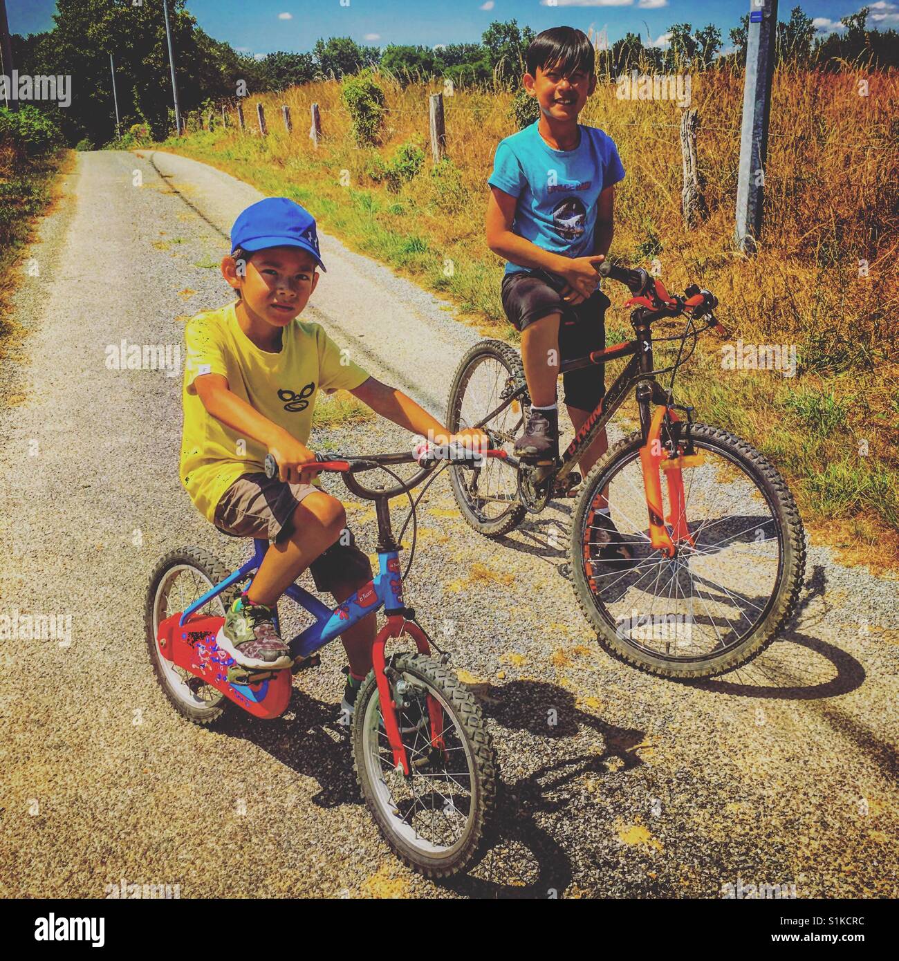 2 chicos posando con sus bicicletas Fotograf a de stock Alamy