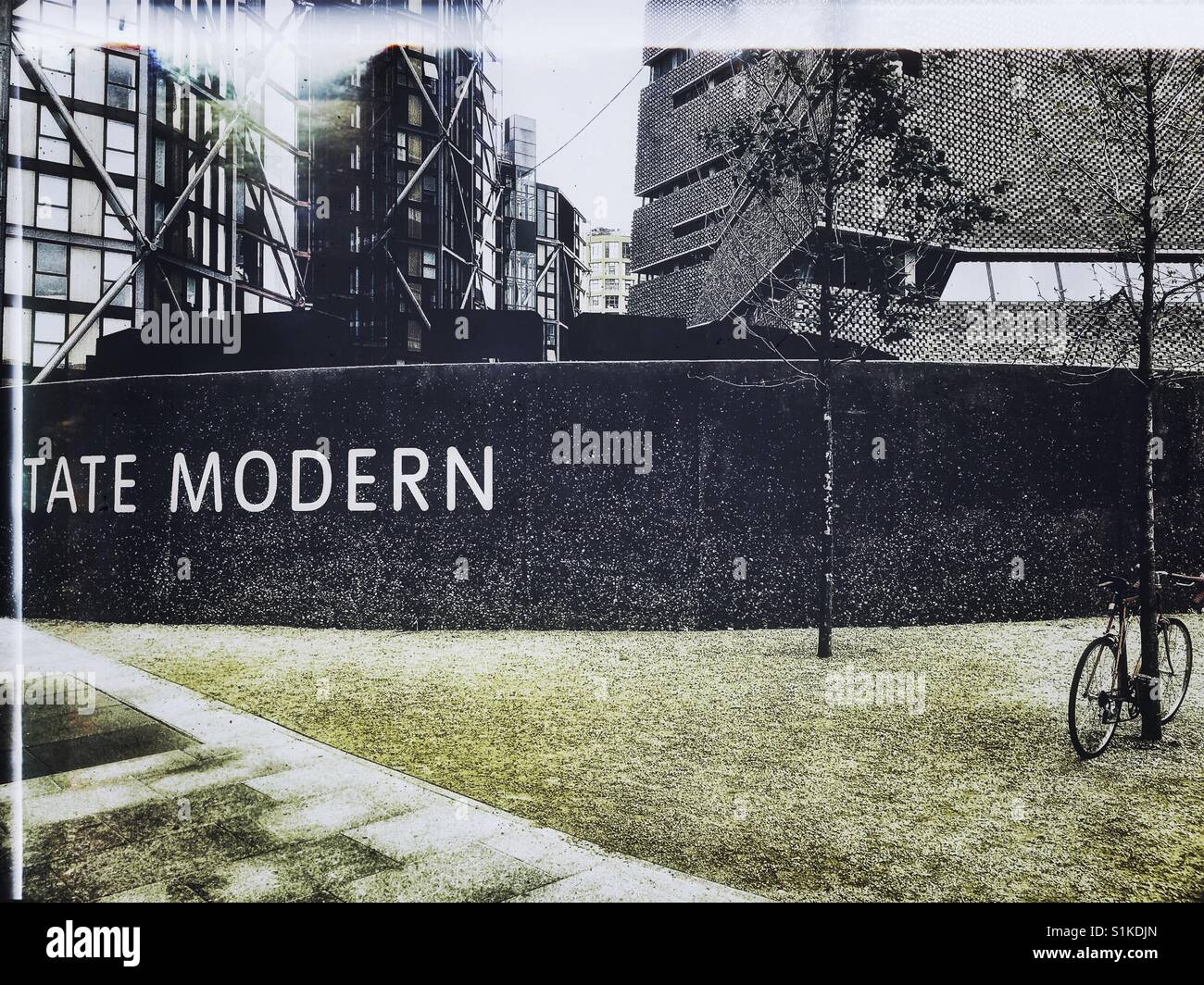Bicicleta fuera de la Tate Modern, Bankside, Londres, Inglaterra Foto de stock