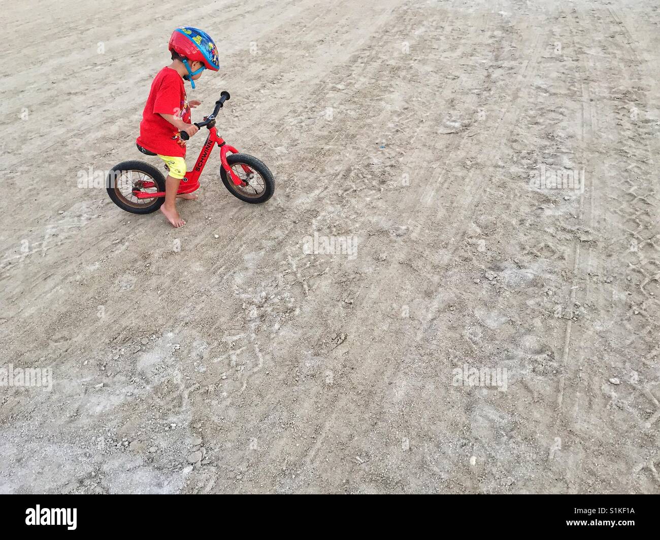 4-6 años chica rojo de bicicletas para niños en un camino en la costa  báltica Fotografía de stock - Alamy