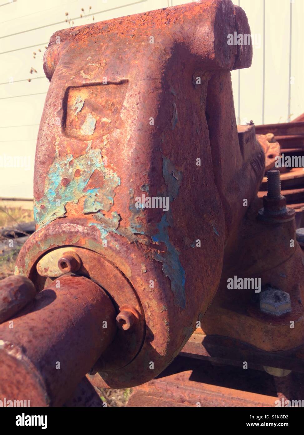 Tornillo de banco fuera de metal oxidado tienda en Carolina del Norte Foto de stock