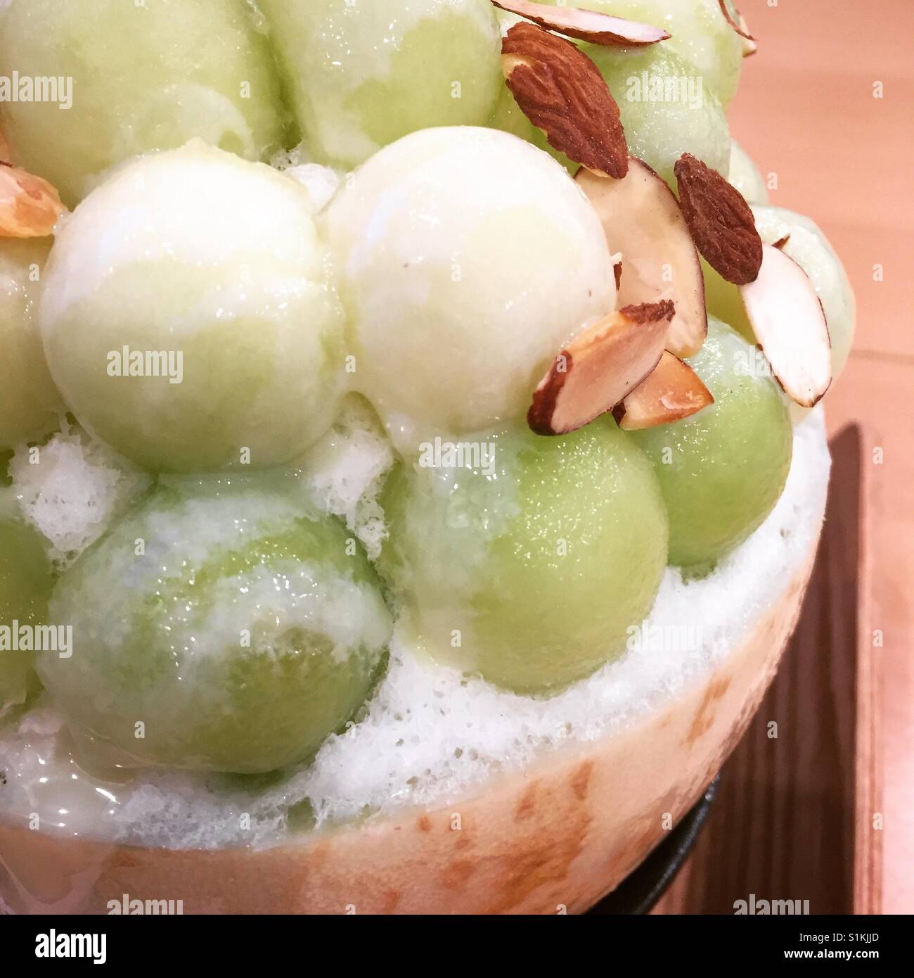 Melón Honeydew Bingsu coreano leche helada postre con almendras Fotografía de stock Alamy