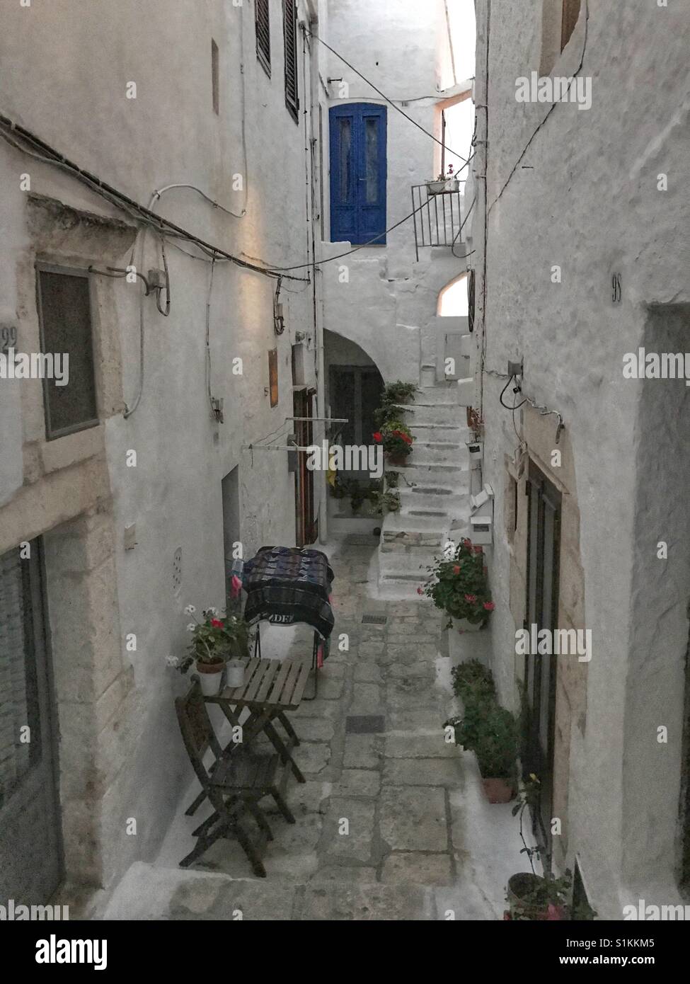 Característica vista de una calle angosta en Ostuni, Puglia, Italia Foto de stock