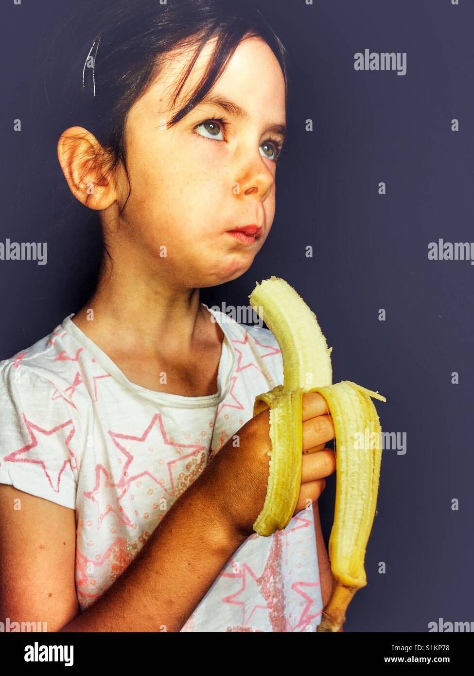 Niña comiendo platano fotografías e imágenes de alta resolución Alamy