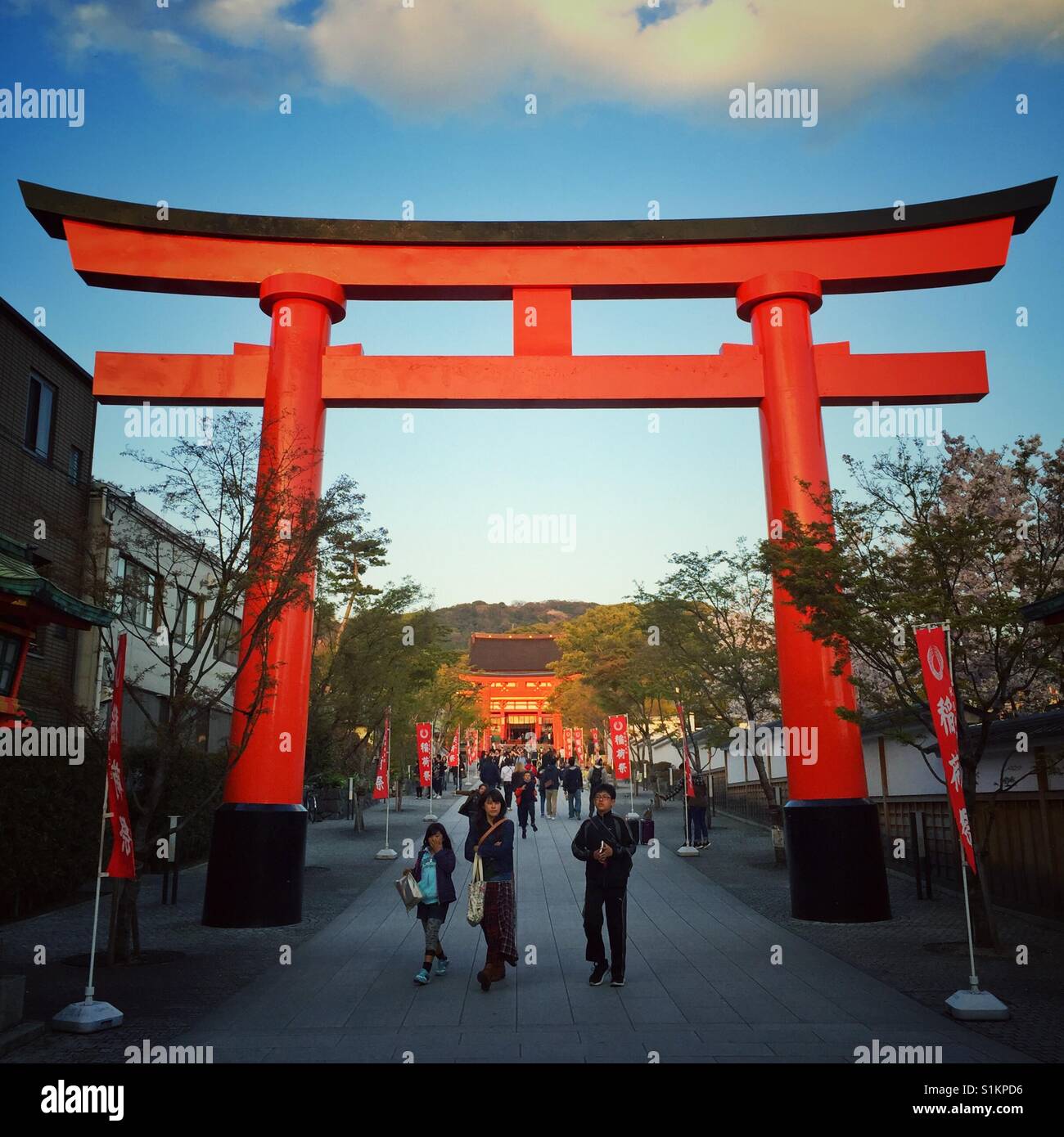 Puerta torii rojo vermillion gigante en la entrada al templo Fushimi Inari  en Kyoto Fotografía de stock - Alamy