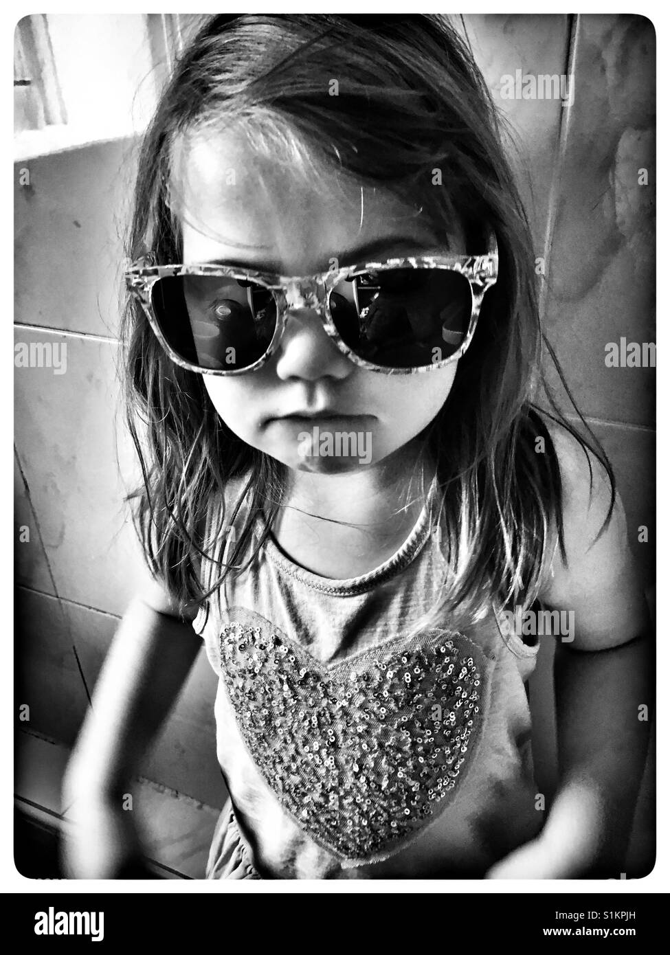 Chicas gafas de sol Imágenes de stock en blanco y negro - Alamy