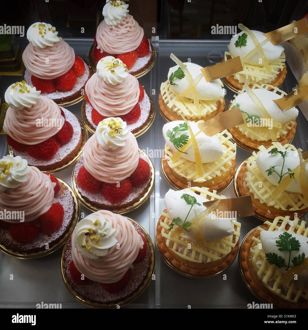 Hermoso pequeño tortas decoradas artísticamente en la pantalla de la tienda departamental en Kioto Foto de stock