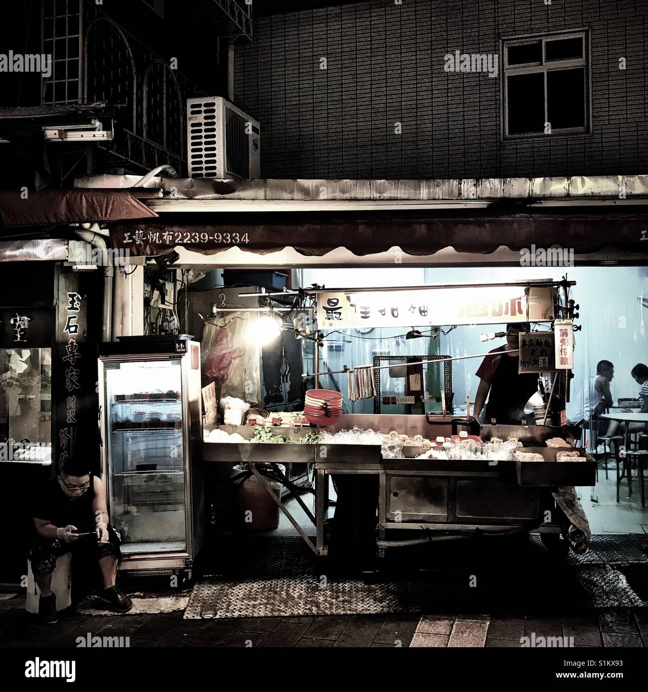 Lado carretera puesto de comida en el mercado Shilin Foto de stock