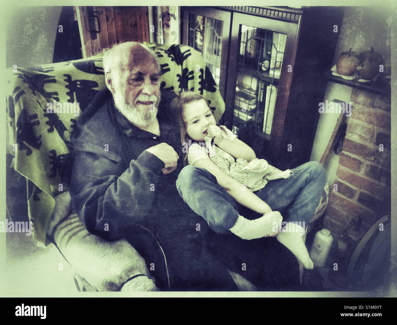 Los mimos y TV con tu abuelo. Foto de stock