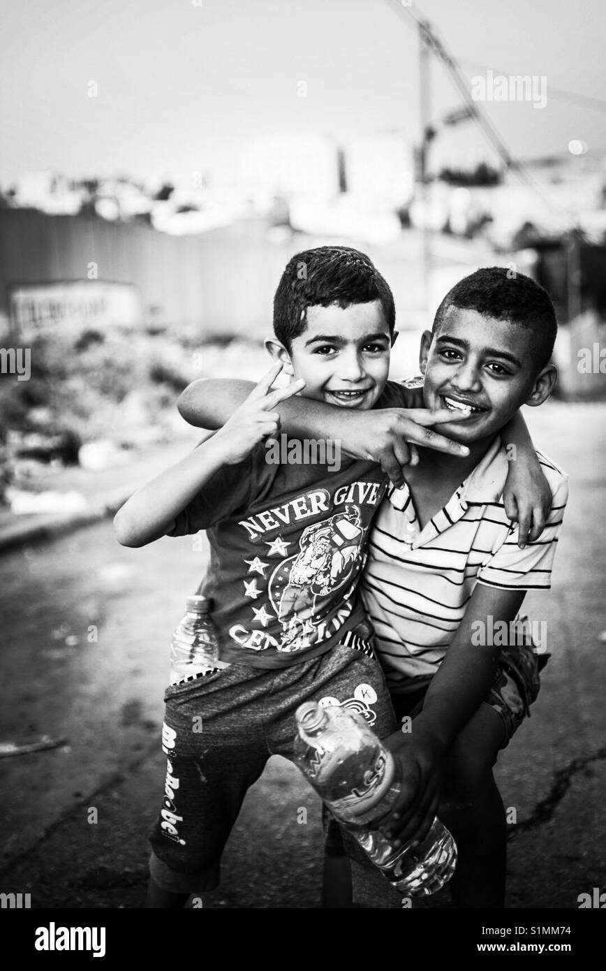 Los niños refugiados en el campamento de Aida, en Belén, Palestina. Foto de stock