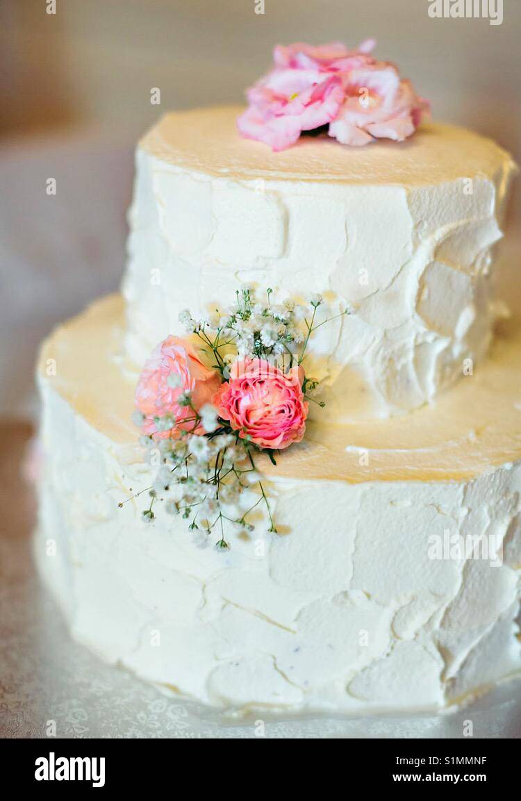 Pastel de boda sencillo fotografías e imágenes de alta resolución - Alamy