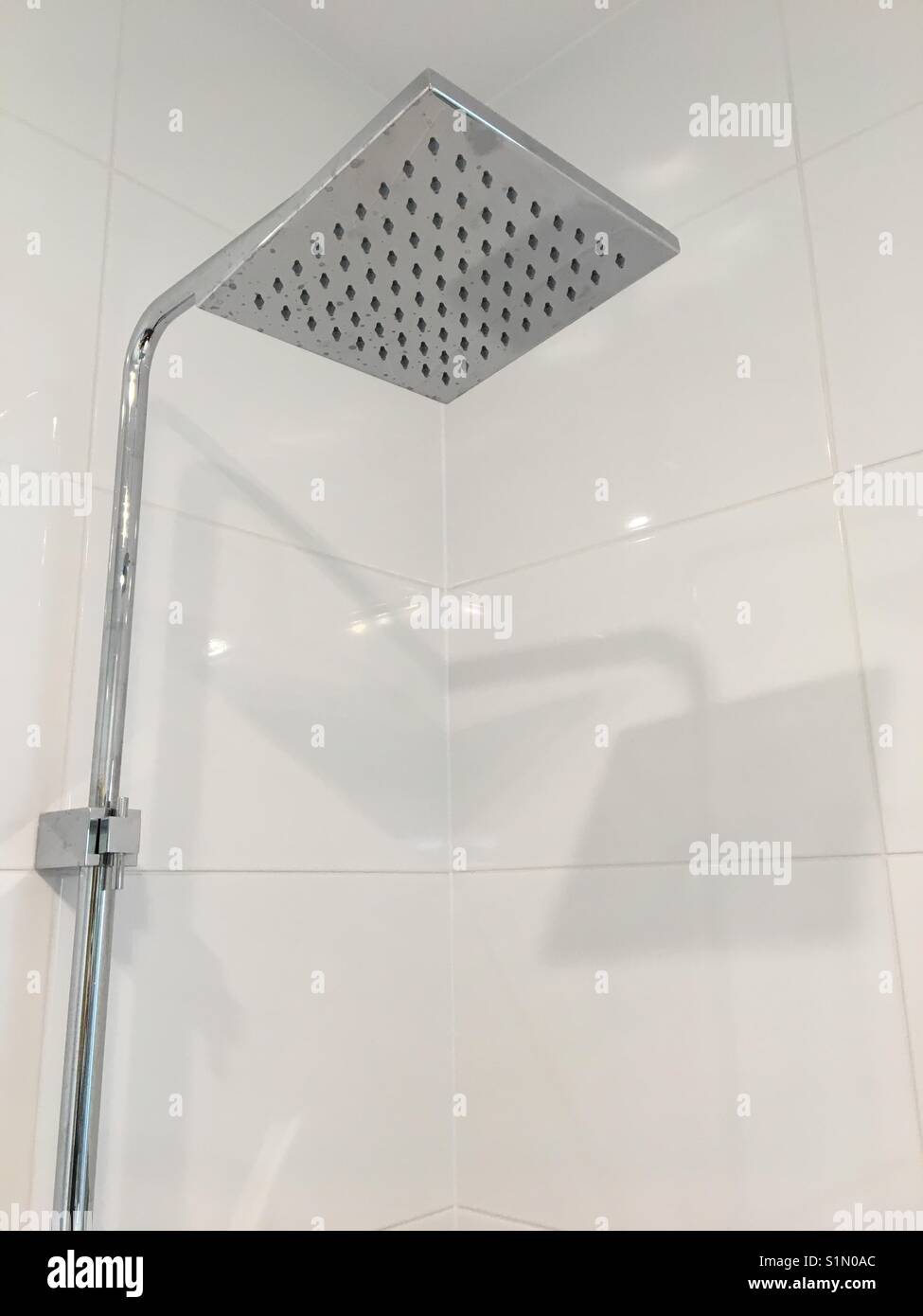 Cabeza de ducha cuadrada fotografías e imágenes de alta resolución - Alamy