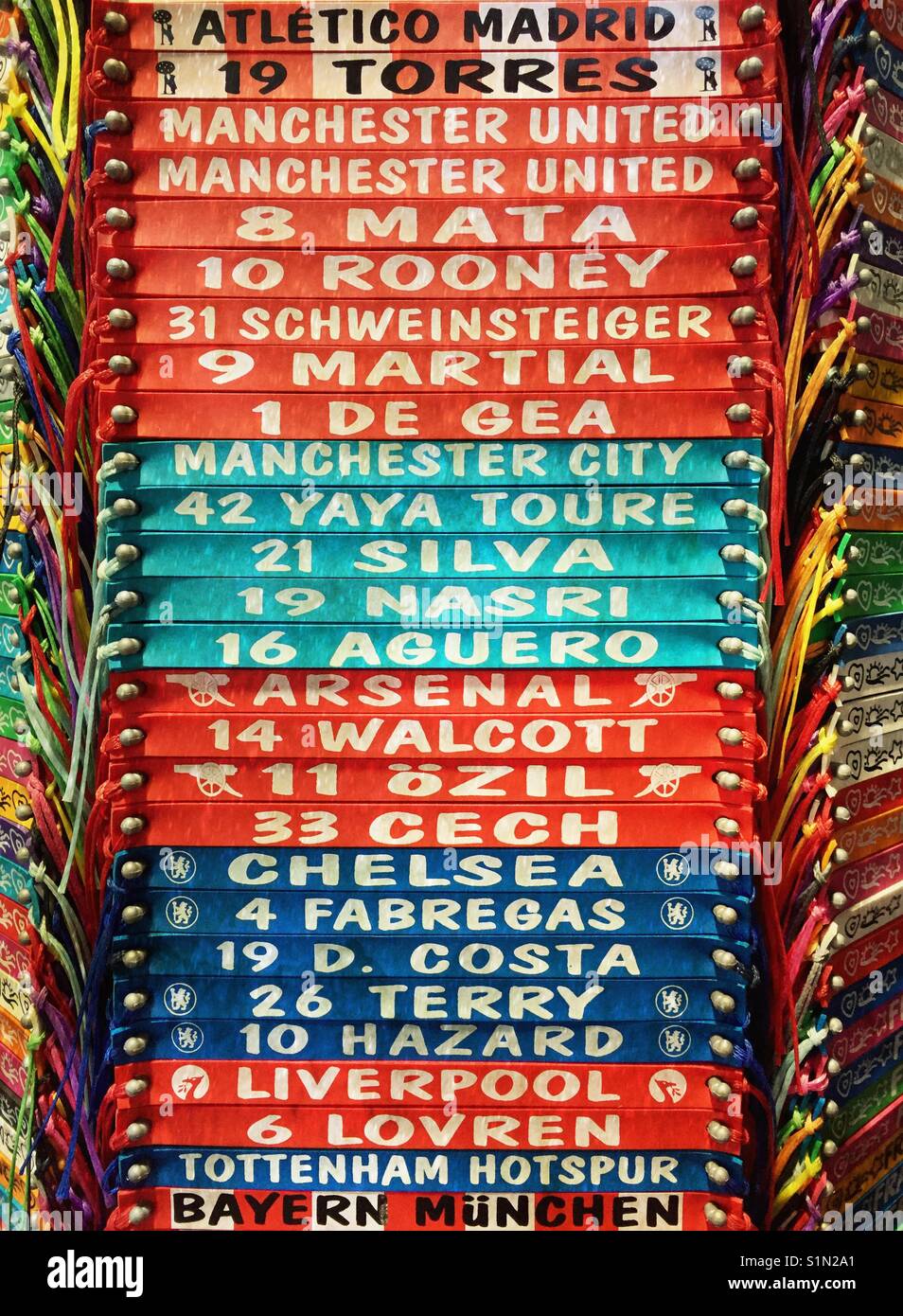 Las pulseras de fútbol con los nombres de los equipos de fútbol y jugadores  de fútbol Fotografía de stock - Alamy