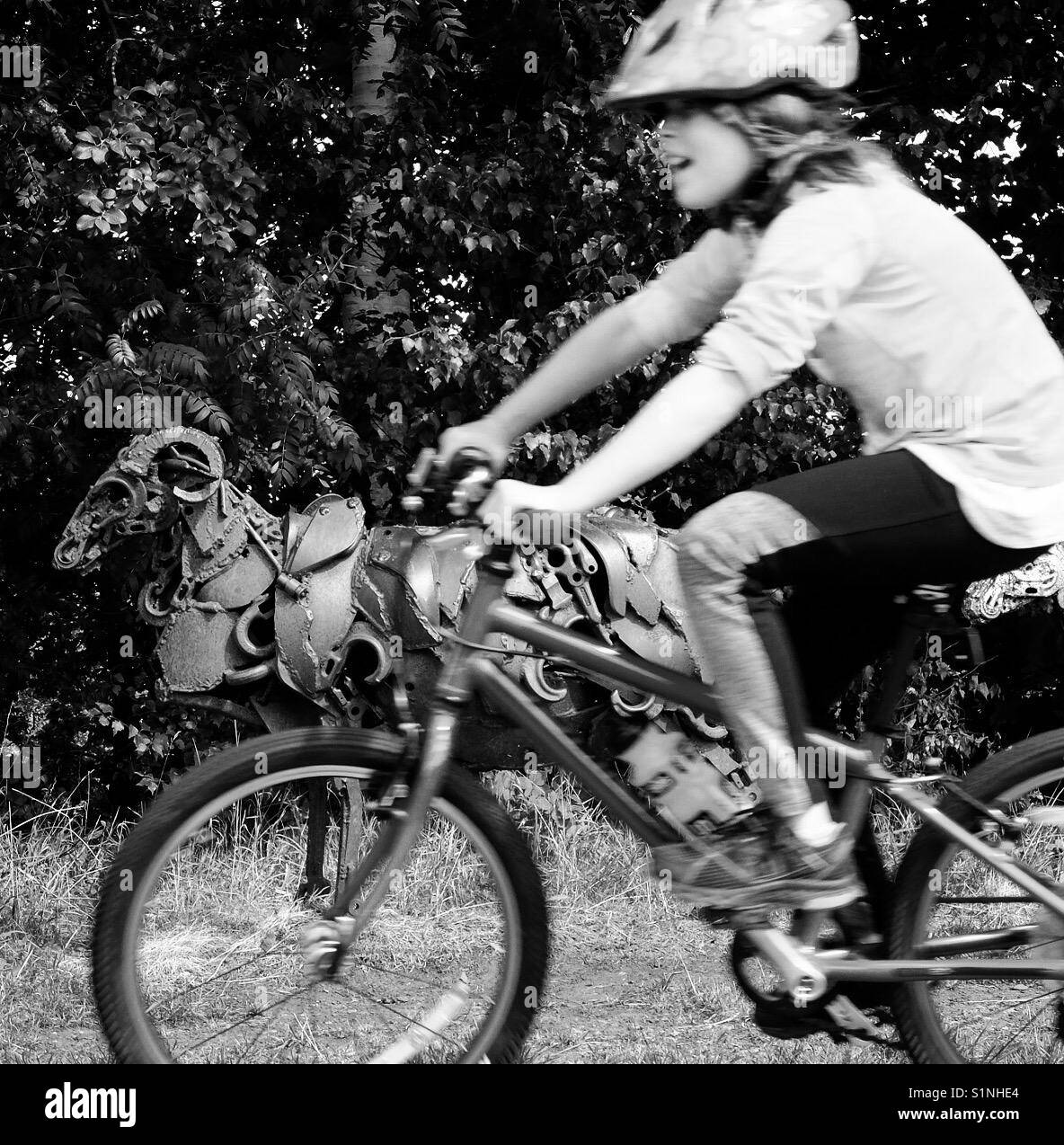 Chica montando bicicleta en el Spen Valle Greenway. Foto de stock