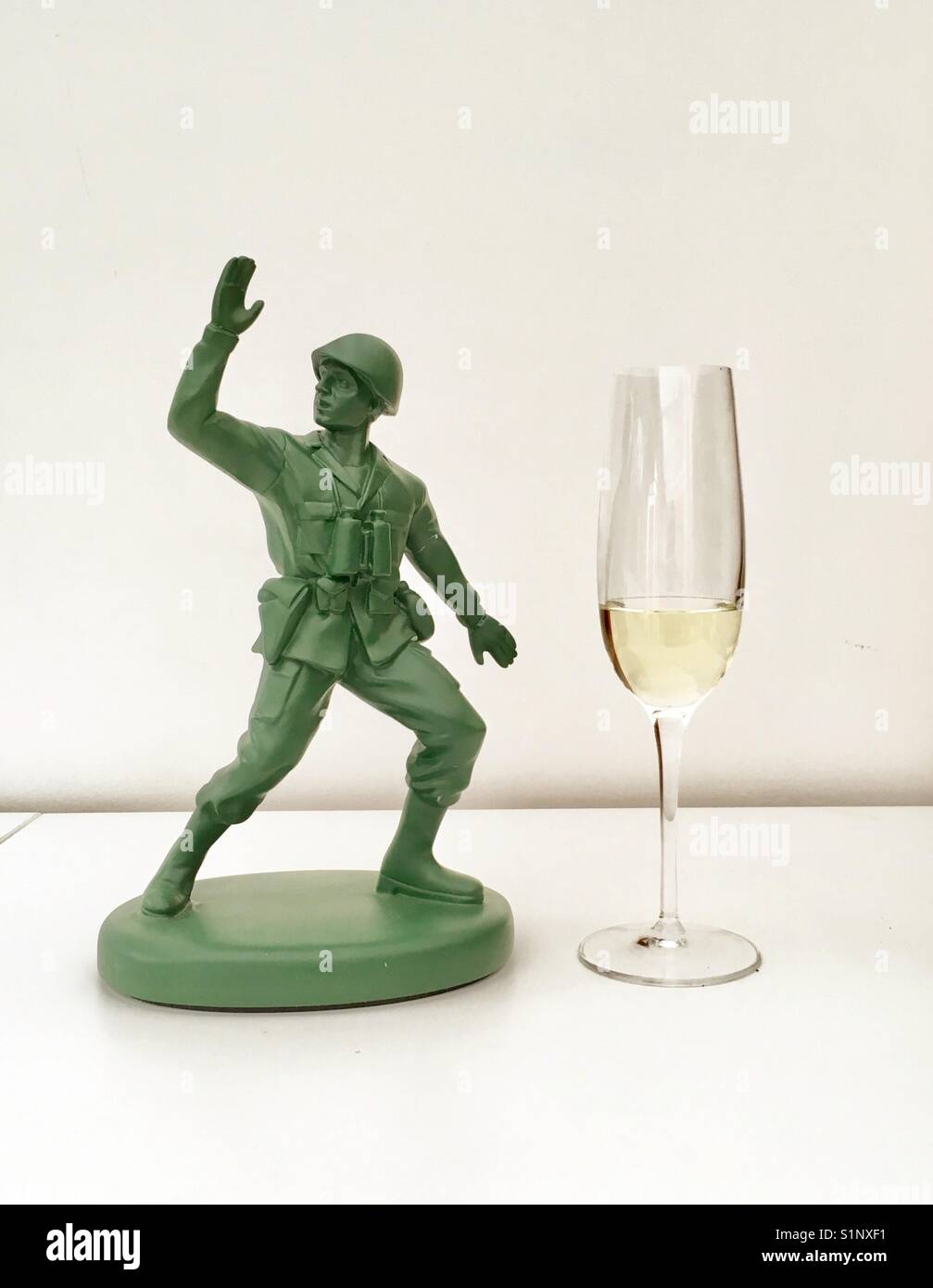 Soldado de juguete y champagne Foto de stock