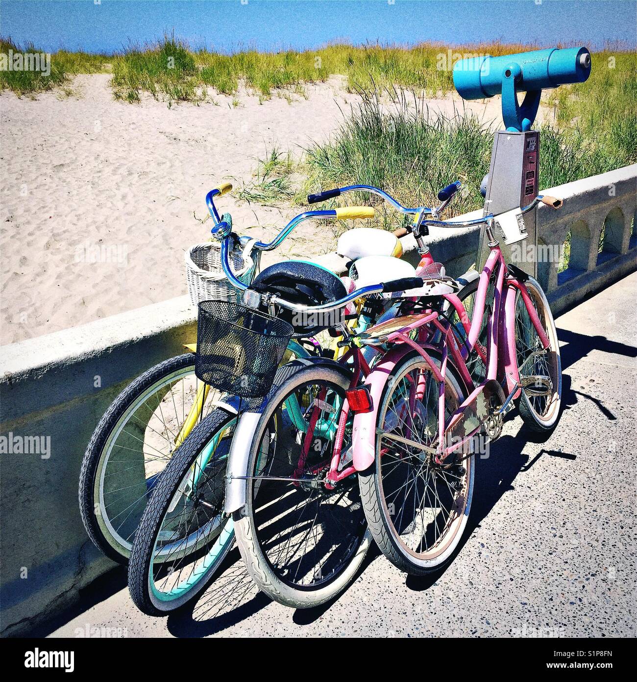 Linda Playa bicicletas en la ruta turística por la playa, el paseo marítimo, Oregon. Foto de stock