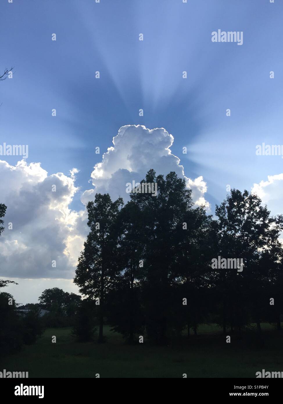 Rayos de sol alrededor de una nube Foto de stock